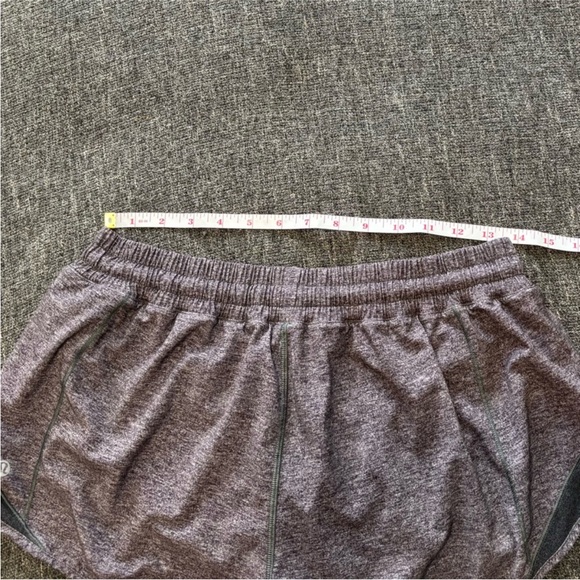 Lululemon Sz 12 Hotty Hot Short 2.5' Heather Lux
Multi Black / Heathered Black - Picture 11 of 12